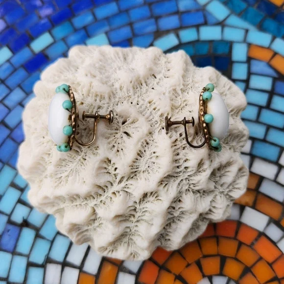 Vintage Milk Glass With Small Blue Glass Stones Screw On Eàrrings - Picture 3 of 7